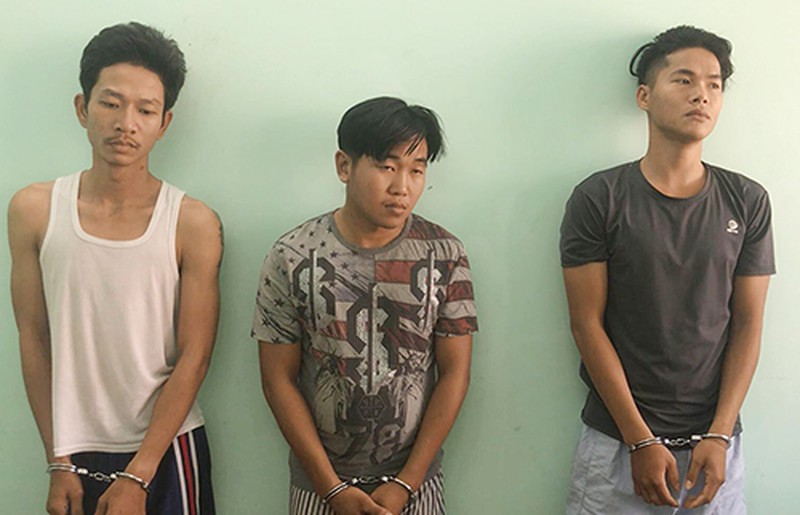 dan-canh-bi-cuop-de-lay-tien-cong-ty