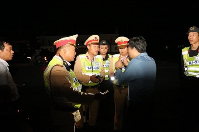 lai-xe-khi-co-hoi-men-pho-phong-giao-duc-bi-phat-35-trieu-dong