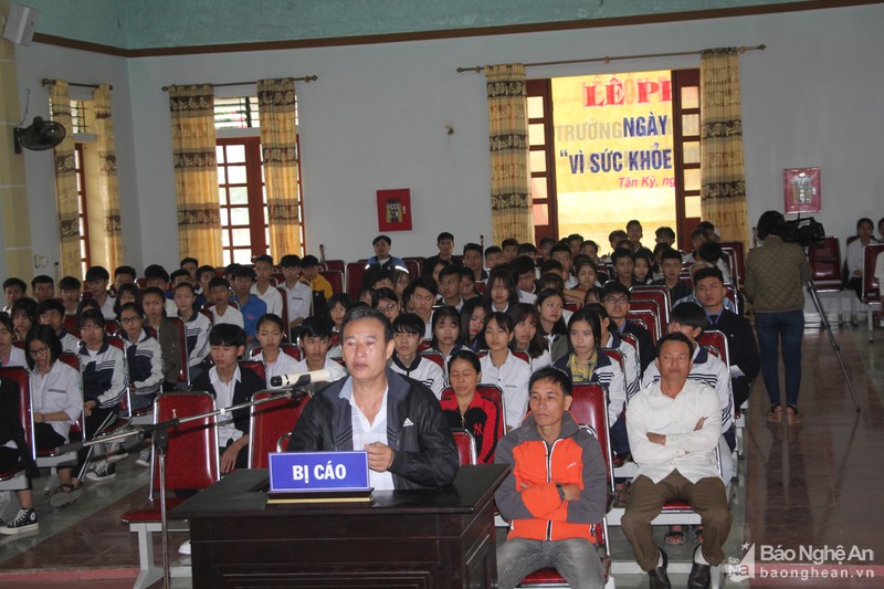 9-nam-tu-cho-ke-cho-1-xe-o-to-phao-di-ban